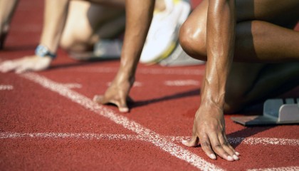 开云官网在线-日本骑手铃木明在2024年亚洲马术锦标赛中与“风暴”马匹共同夺金，展现默契配合。